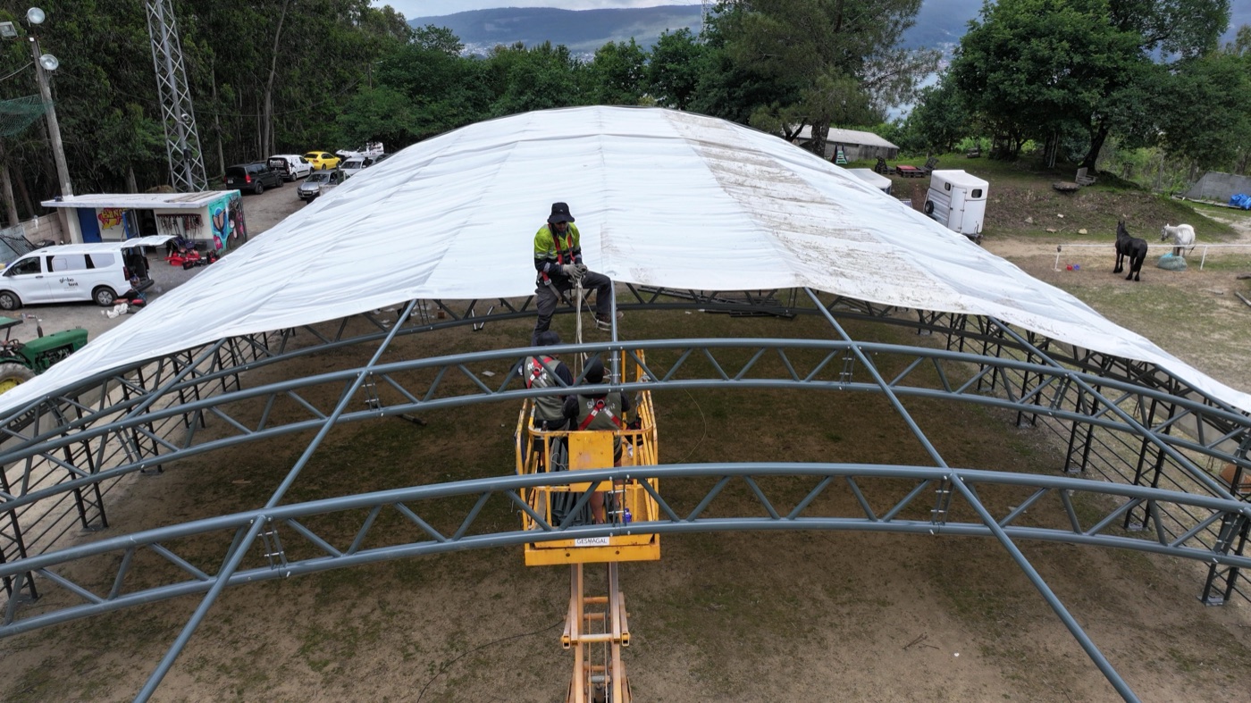 Bird's-eye view of the building roof being assembled